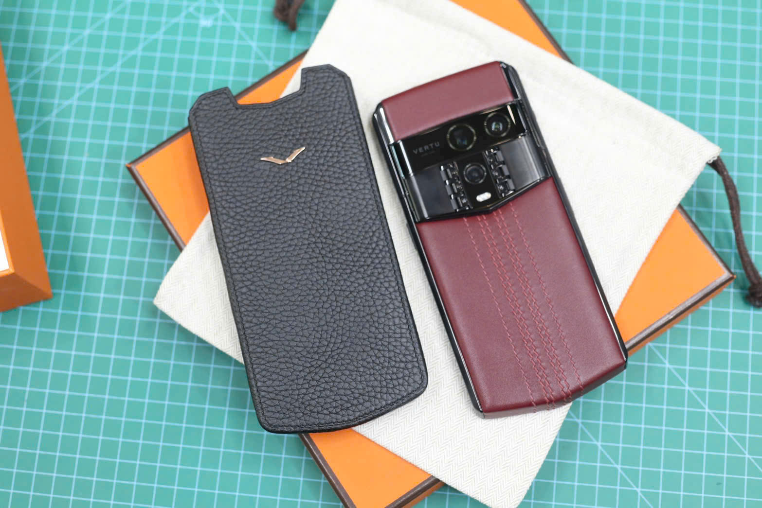 bao da Vertu Agent Q da thật