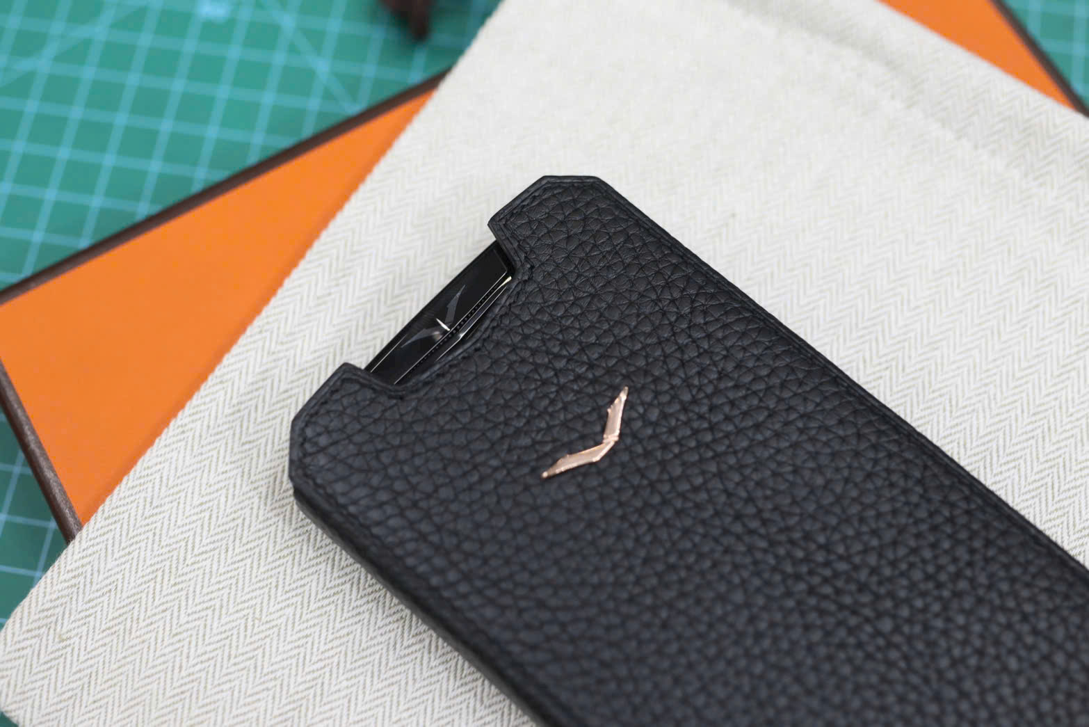 bao da Vertu Agent Q sang trọng