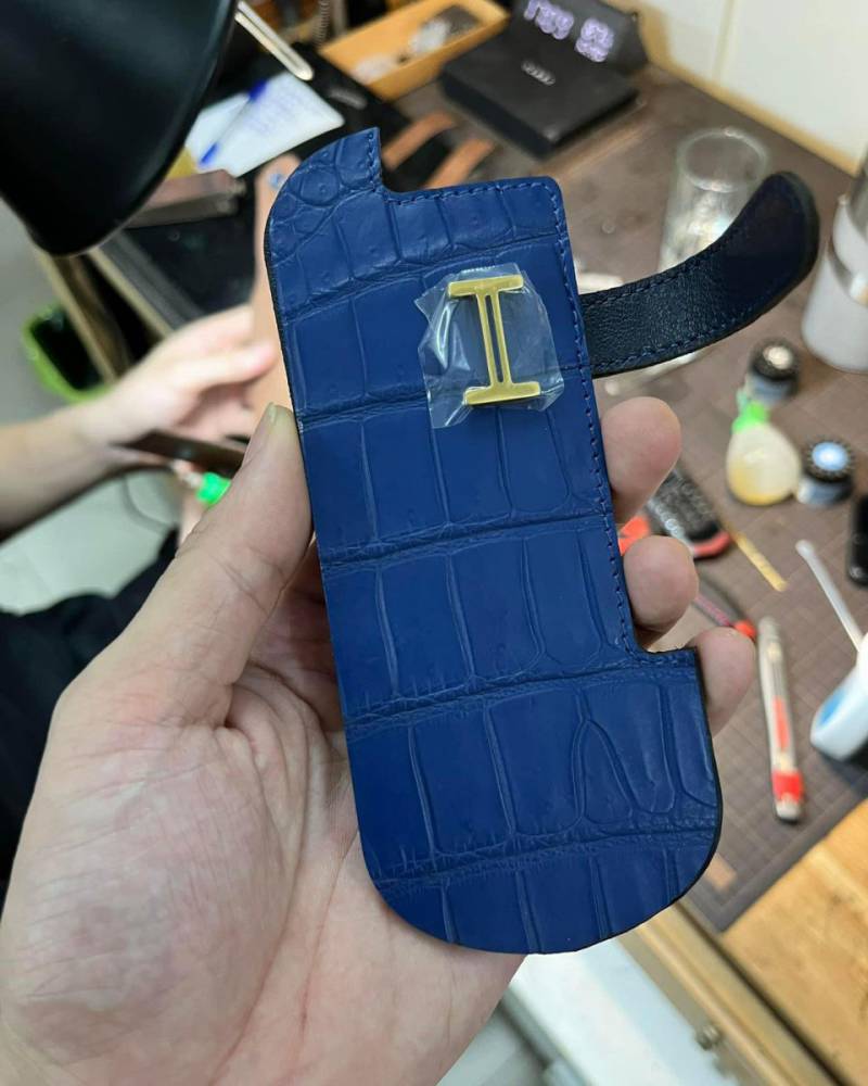 Vũ Luxury luôn cam kết các sản phẩm bao da vertu được khâu thủ công tỉ mỉ từ những tấm da-động-vật đẹp nhất. Giá thành luôn tốt hơn nhiều so với thị trường bao da điện thoại vertu xịn.