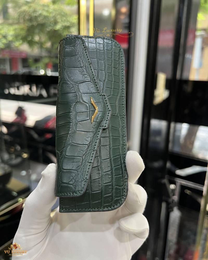 Vũ Luxury luôn cam kết các sản phẩm bao da vertu được khâu thủ công tỉ mỉ từ những tấm da-động-vật đẹp nhất. Giá thành luôn tốt hơn nhiều so với thị trường bao da điện thoại vertu xịn.