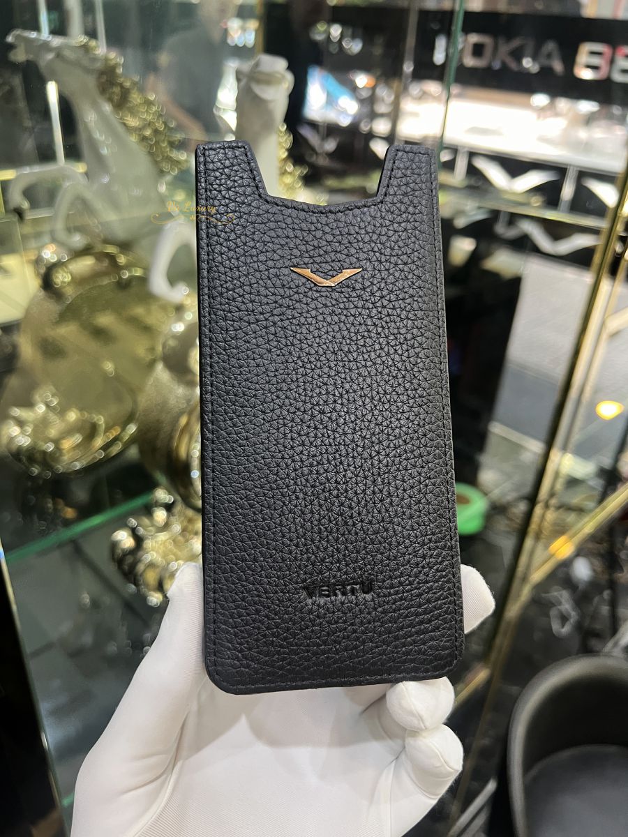 Vũ Luxury luôn cam kết các sản phẩm bao da vertu được khâu thủ công tỉ mỉ từ những tấm da-động-vật đẹp nhất. Giá thành luôn tốt hơn nhiều so với thị trường bao da điện thoại vertu xịn.