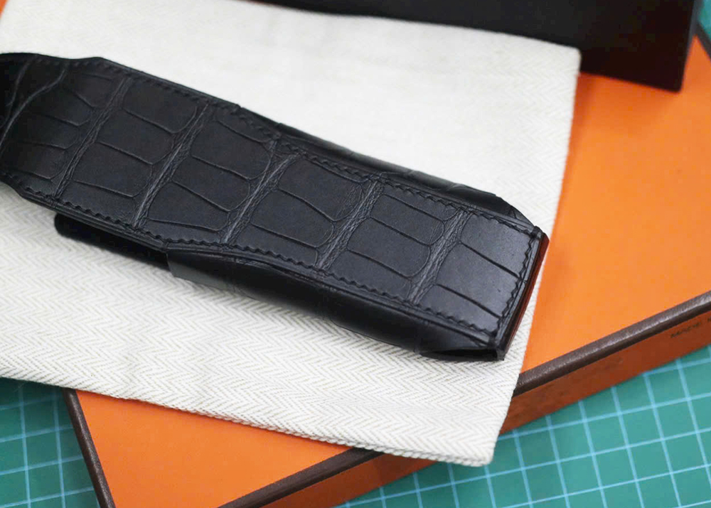 Đường chỉ khâu tay thủ công Saddle Stitch trên bao da XOR da cá sấu Đường chỉ khâu tay thủ công Saddle Stitch trên bao da XOR da cá sấu