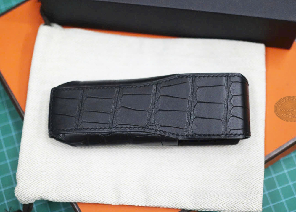 Điện thoại XOR Titanium nằm vừa vặn ôm khít trong bao da nắp rút Điện thoại XOR Titanium nằm vừa vặn ôm khít trong bao da nắp rút