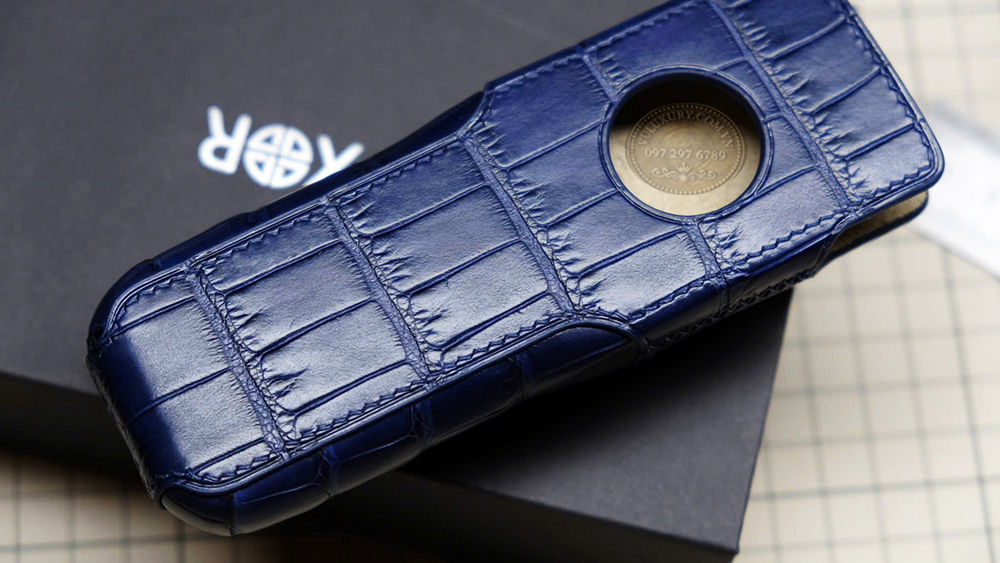 Sắc xanh navy lịch lãm và đẳng cấp của chiếc bao da cá sấu XOR Sắc xanh navy lịch lãm và đẳng cấp của chiếc bao da cá sấu XOR