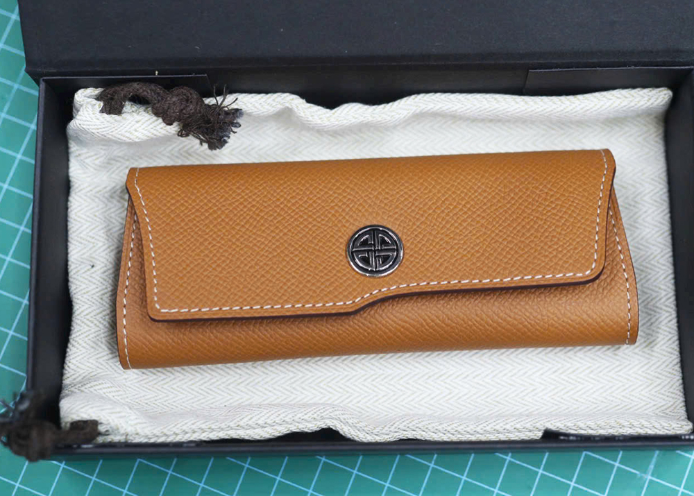 Cận cảnh bề mặt da Epsom Orange chống xước trên bao da điện thoại XOR