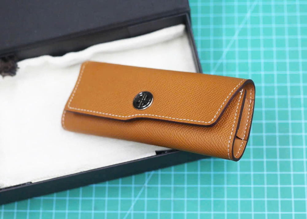 Đường chỉ khâu tay thủ công Saddle Stitch trên bao da XOR da Epsom