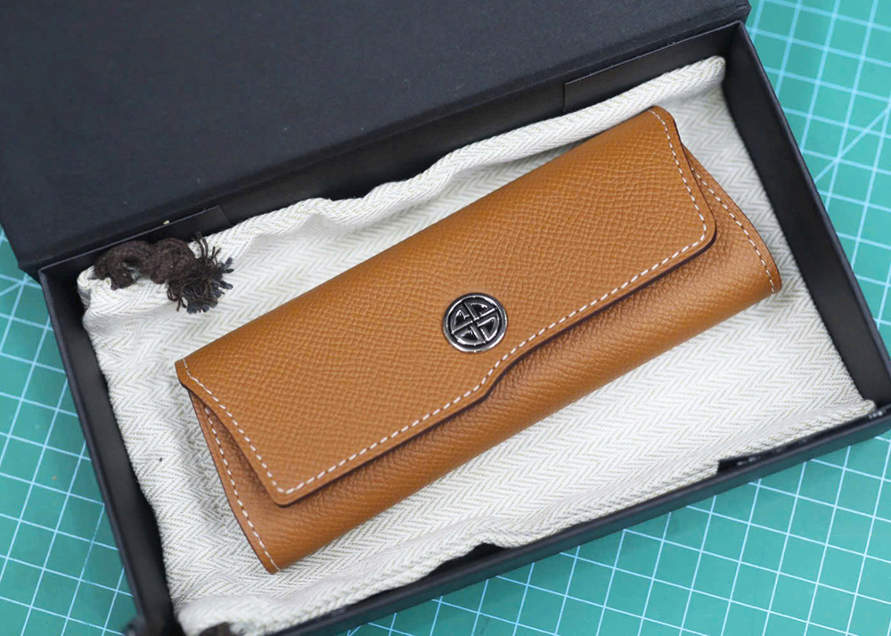 Trải nghiệm cầm nắm bao da XOR da Epsom Orange đẳng cấp quý ông