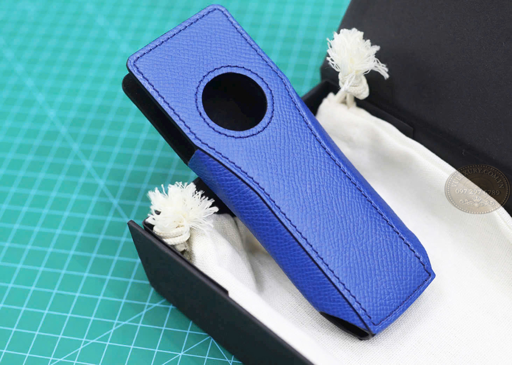 Cấu trúc vân dập chìm nổi của da Epsom Xanh trên bao da XOR