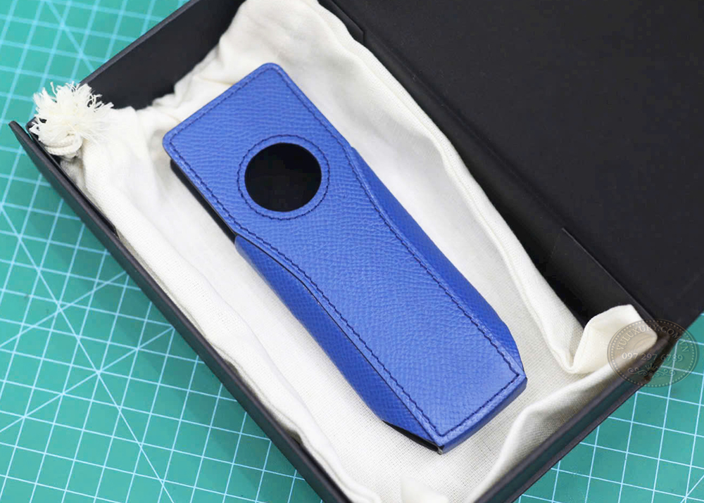 Sợi vi siêu mảnh của lớp lót Alcantara làm sạch màn hình XOR