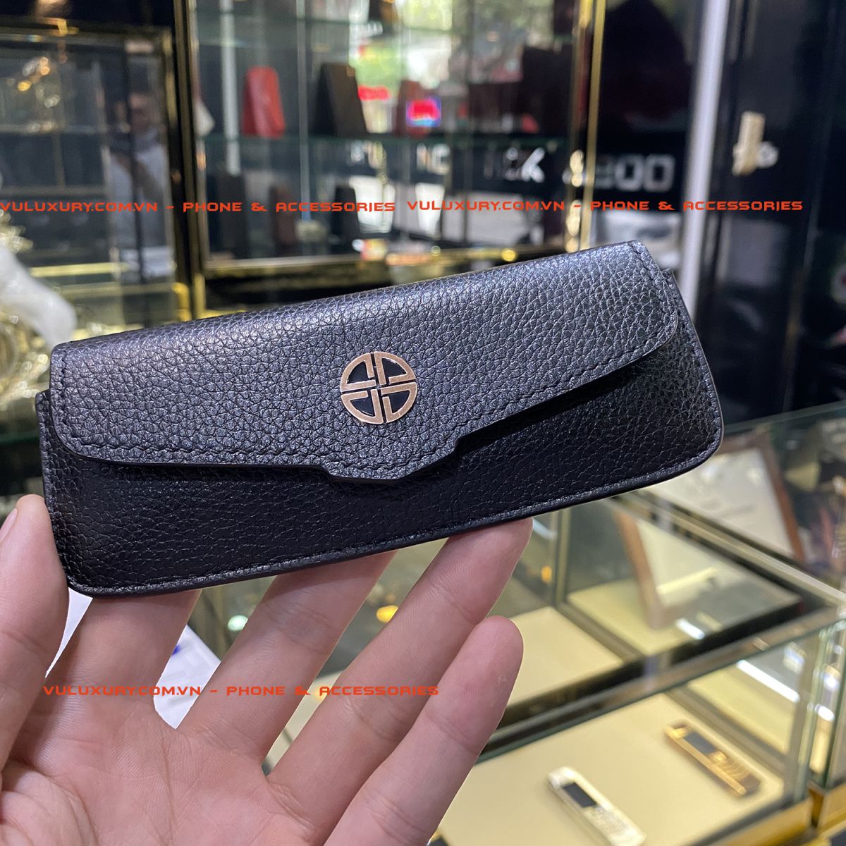 Bao da XOR bảo vệ tối ưu, phong cách tinh tế, logo thương hiệu nổi bật.