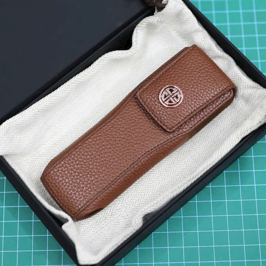 Bao da XOR nắp đứng chính hãng tại Vũ Luxury – khi công nghệ kết hợp với nghệ thuật thủ công và chất liệu da thật đẳng cấp.