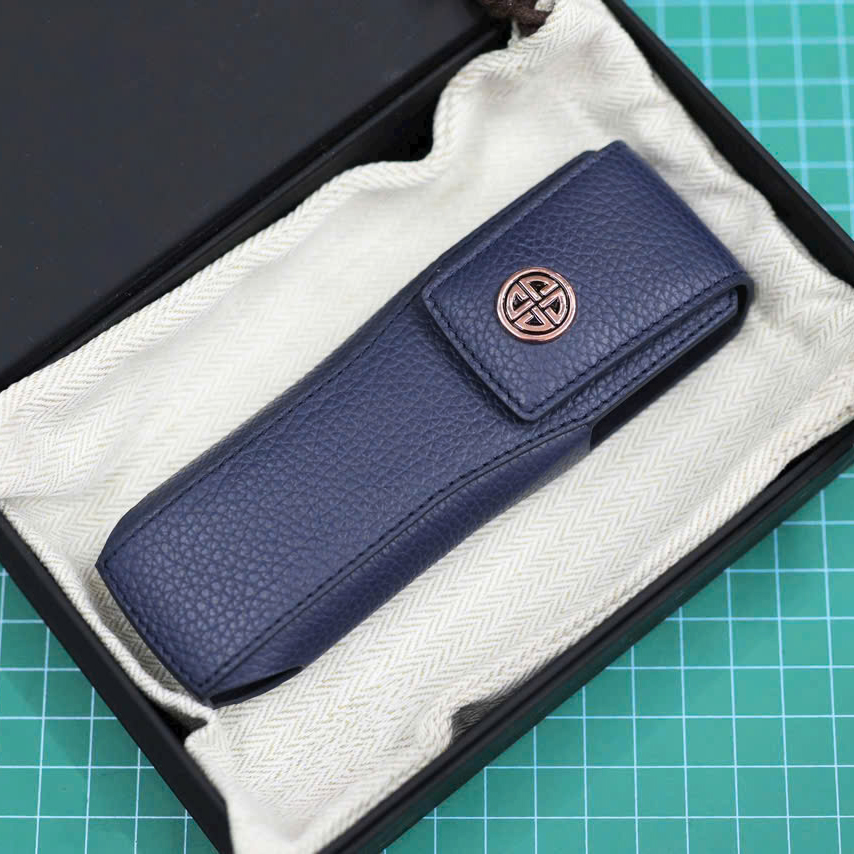 Bao da XOR nắp đứng chính hãng tại Vũ Luxury – khi công nghệ kết hợp với nghệ thuật thủ công và chất liệu da thật đẳng cấp.