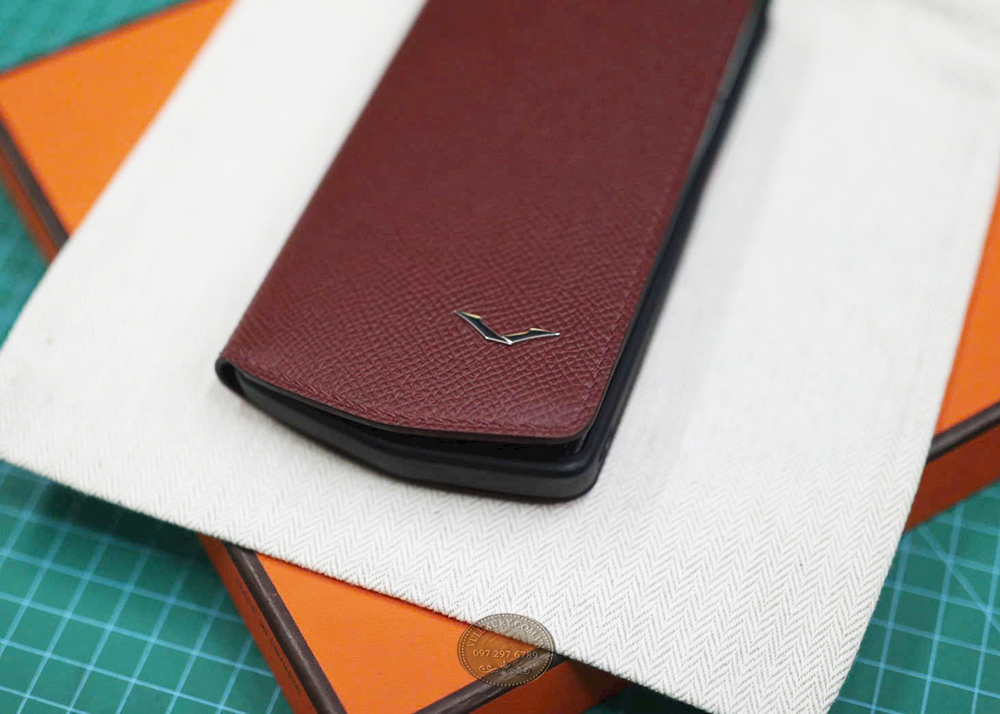 Từng đường kim mũi chỉ khâu thủ công tỉ mỉ trên chiếc ốp lưng Vertu Agent Q tại Vuluxury Từng đường kim mũi chỉ khâu thủ công tỉ mỉ trên chiếc ốp lưng Vertu Agent Q tại Vuluxury