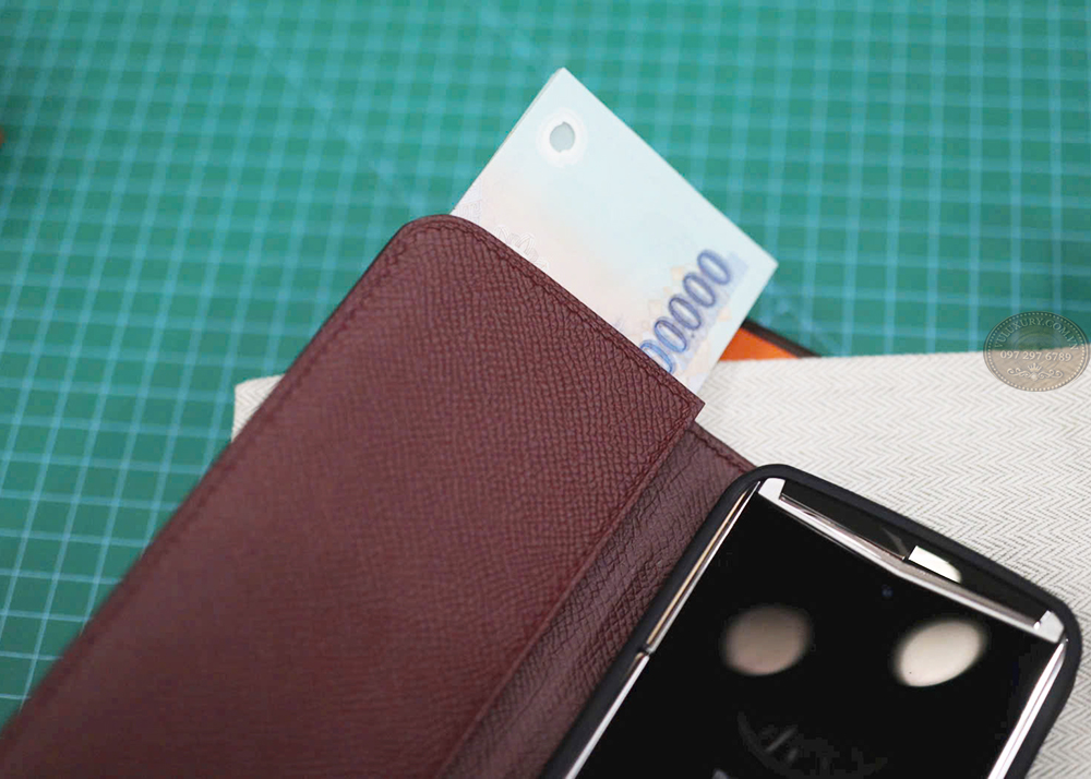 Từng đường kim mũi chỉ khâu thủ công tỉ mỉ trên chiếc ốp lưng Vertu Agent Q tại Vuluxury Từng đường kim mũi chỉ khâu thủ công tỉ mỉ trên chiếc ốp lưng Vertu Agent Q tại Vuluxury