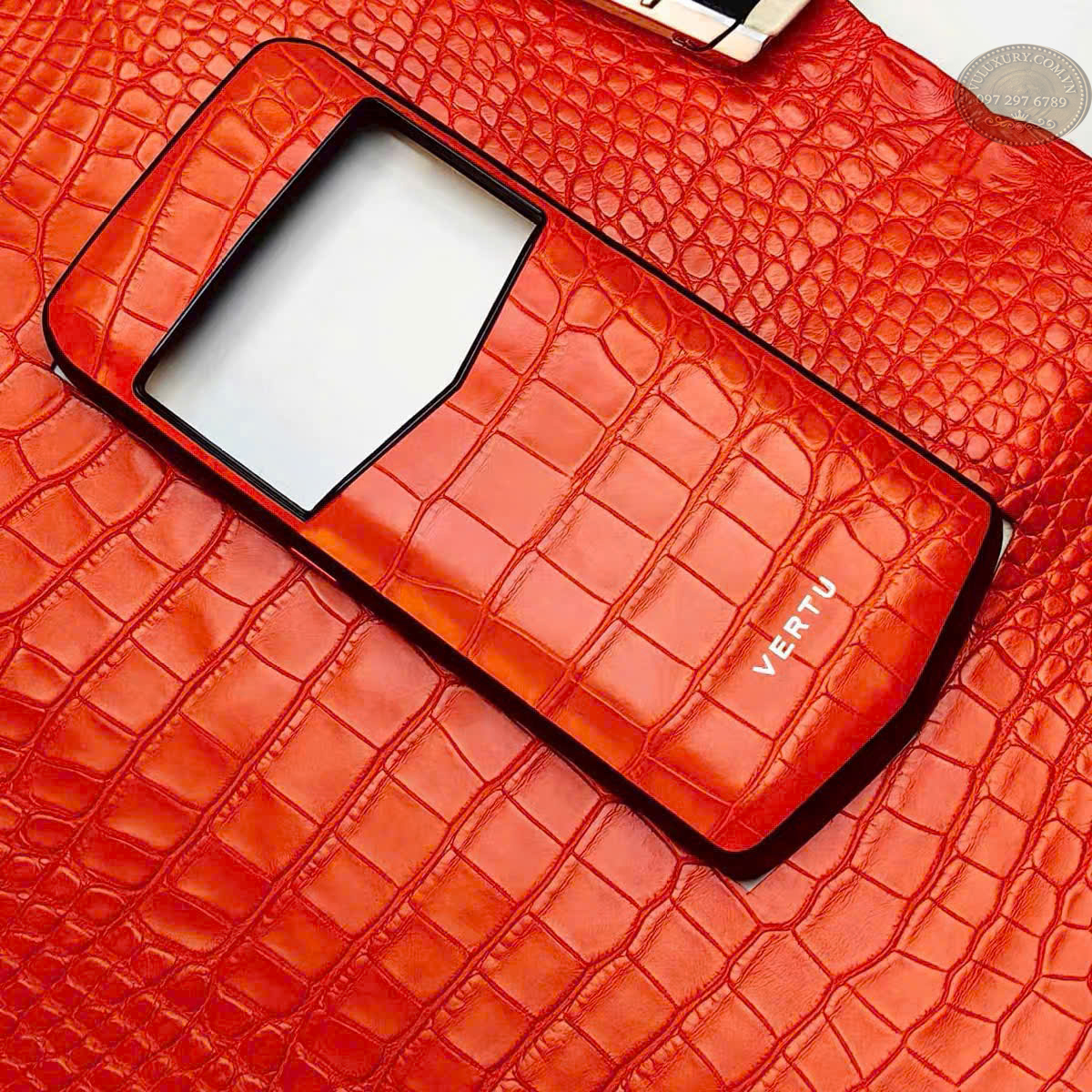 Trai-nghiem-cam-nam-op-lung-da-ca-sau-cam-cho-Vertu