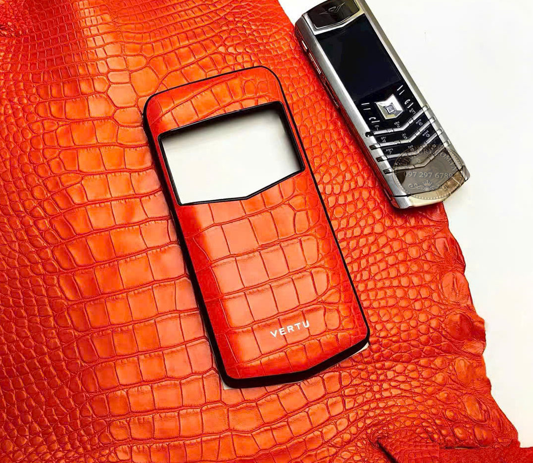 Mat-trong-op-lung-Vertu-Agent-Q-chong-tray-xuoc