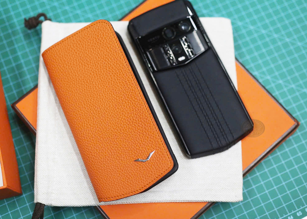 Ốp lưng Vertu Agent Q da bê Pháp màu cam rực rỡ và sang trọng