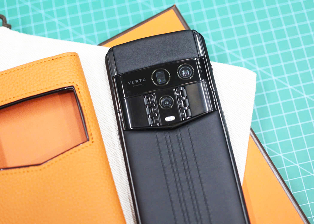 Màu cam biểu tượng của sự xa xỉ trên bao da Vertu Agent Q