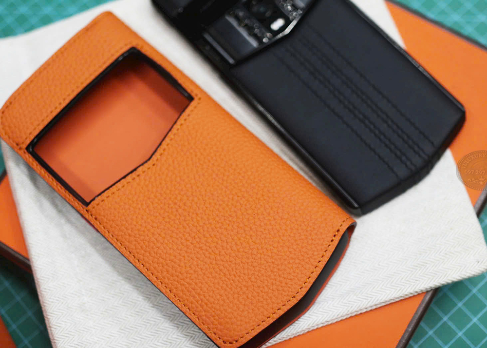 Độ mỏng tinh tế của mẫu ốp lưng Vertu nắp gập màu cam