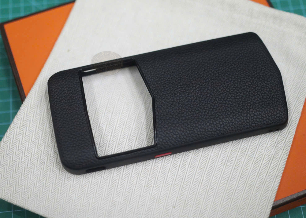 Thiết kế ôm sát tinh tế của ốp lưng Vertu Agent Q da bê Thiết kế ôm sát tinh tế của ốp lưng Vertu Agent Q da bê