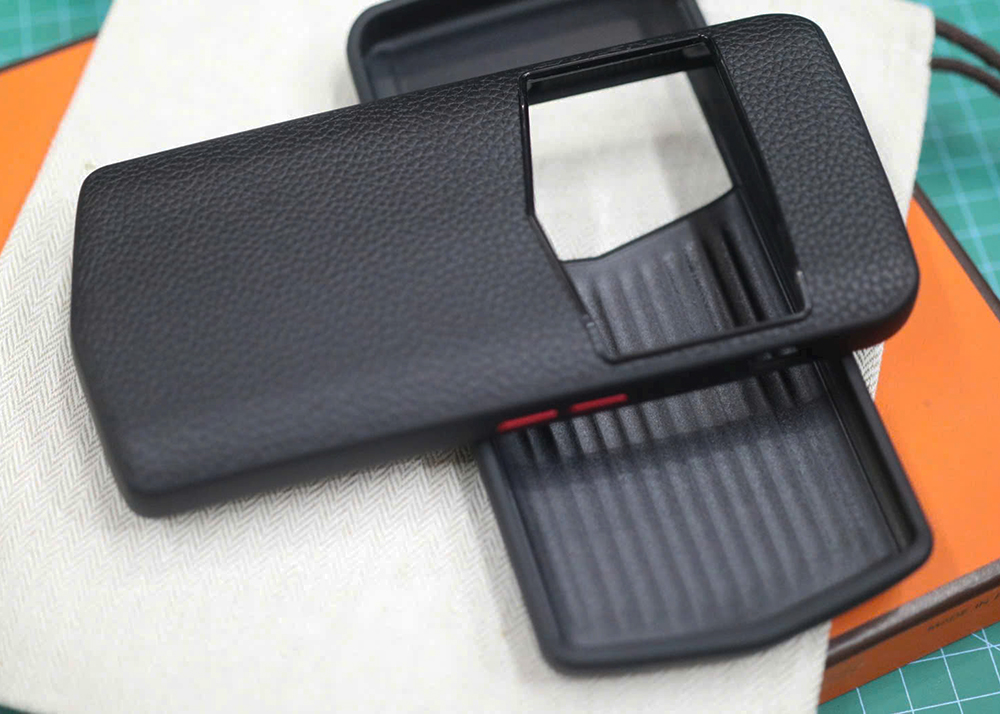 Ốp lưng Vertu Agent Q da bê Togo màu đen sang trọng Ốp lưng Vertu Agent Q da bê Togo màu đen sang trọng