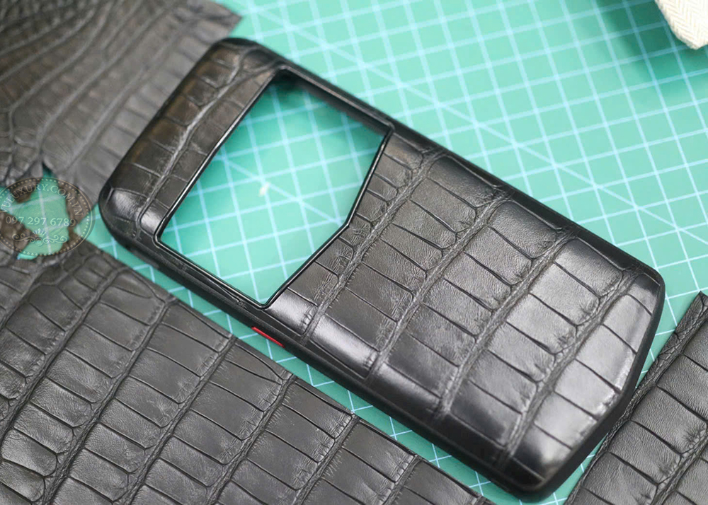 Cận cảnh vân vảy da cá sấu Alligator thượng hạng trên ốp Vertu Cận cảnh vân vảy da cá sấu Alligator thượng hạng trên ốp Vertu
