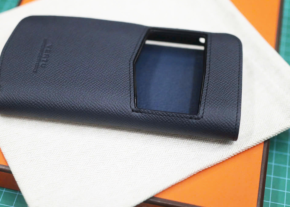 Thiết kế nắp gập bảo vệ tối đa màn hình Sapphire của Vertu Agent Q