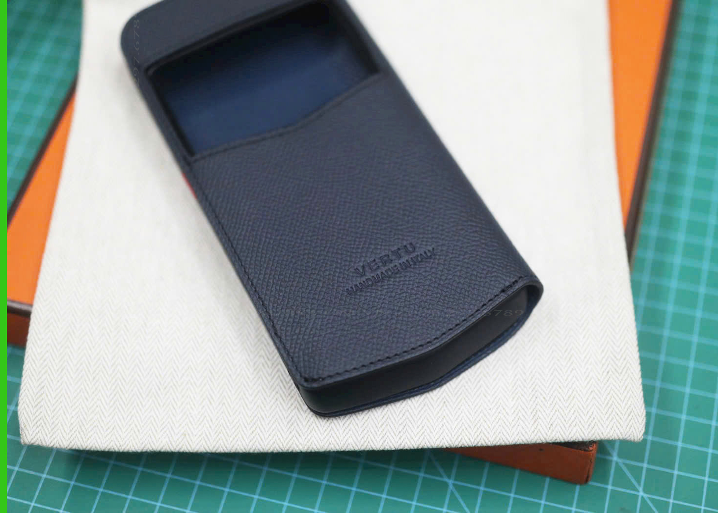 Màu xanh Navy sâu thẳm của dòng da Epsom Pháp cho điện thoại Vertu