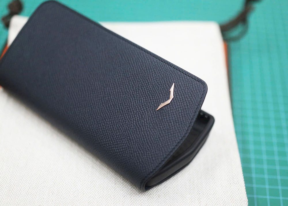 Ốp lưng Vertu Agent Q da Epsom xanh Navy thiết kế nắp gập sang trọng