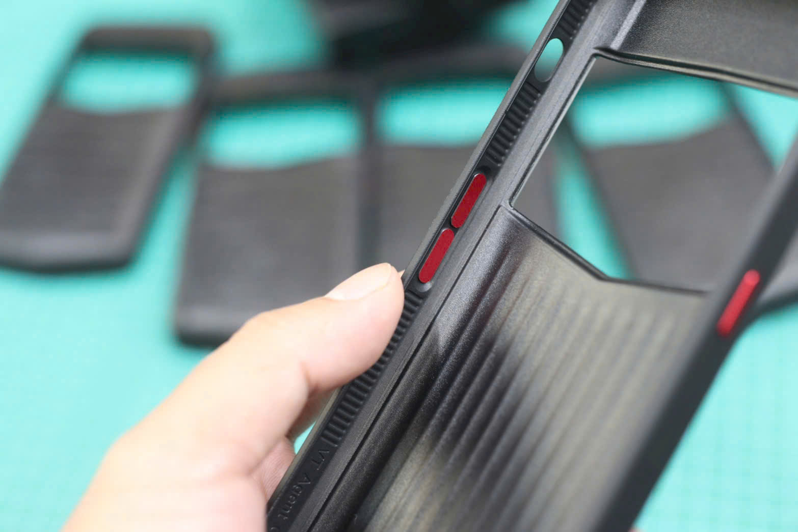 Ốp lưng Vertu Agent Q ôm khít máy, bảo vệ từng góc cạnh