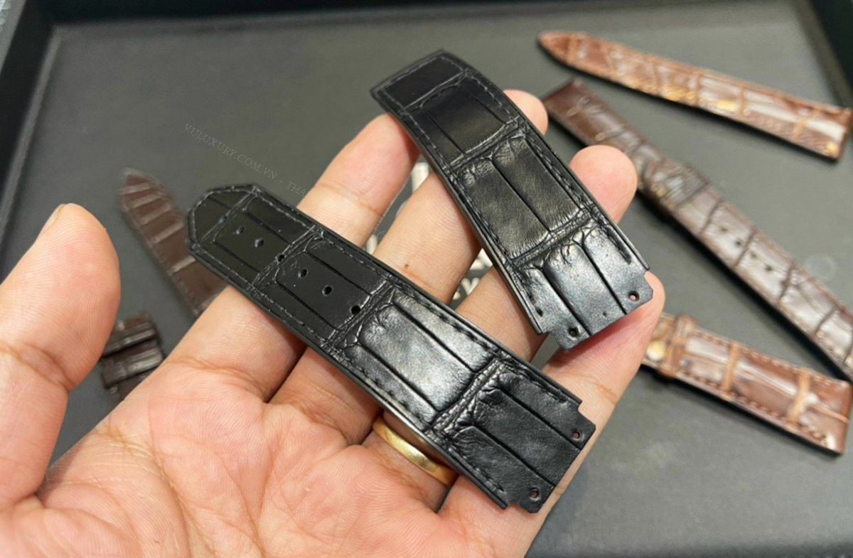Hình ảnh dây da mới được thay trên đồng hồ Hublot.