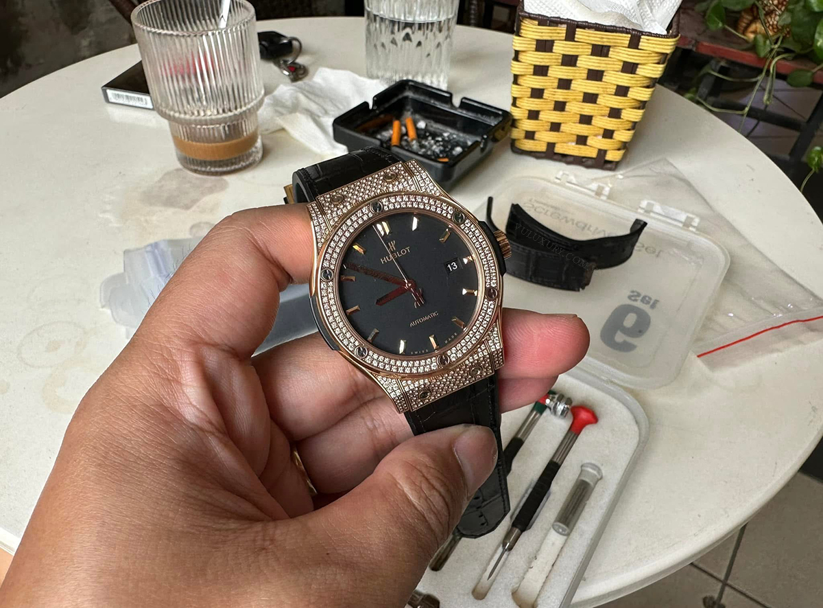 Dây đồng hồ Hublot da thật được thay mới, đảm bảo vừa vặn và sang trọng.