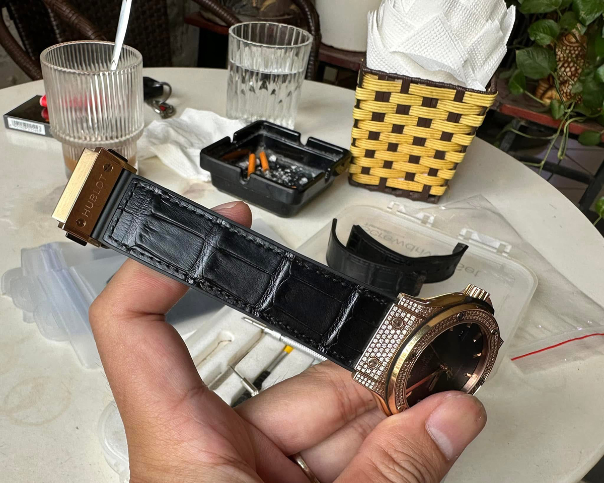 Quy trình thay dây đồng hồ Hublot diễn ra chuyên nghiệp và tỉ mỉ.