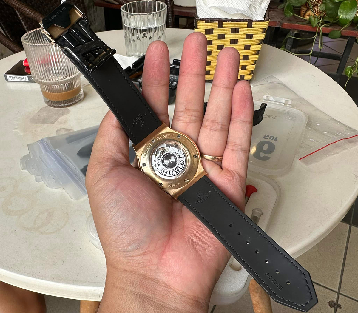 Quy trình thay dây đồng hồ Hublot diễn ra chuyên nghiệp và tỉ mỉ.