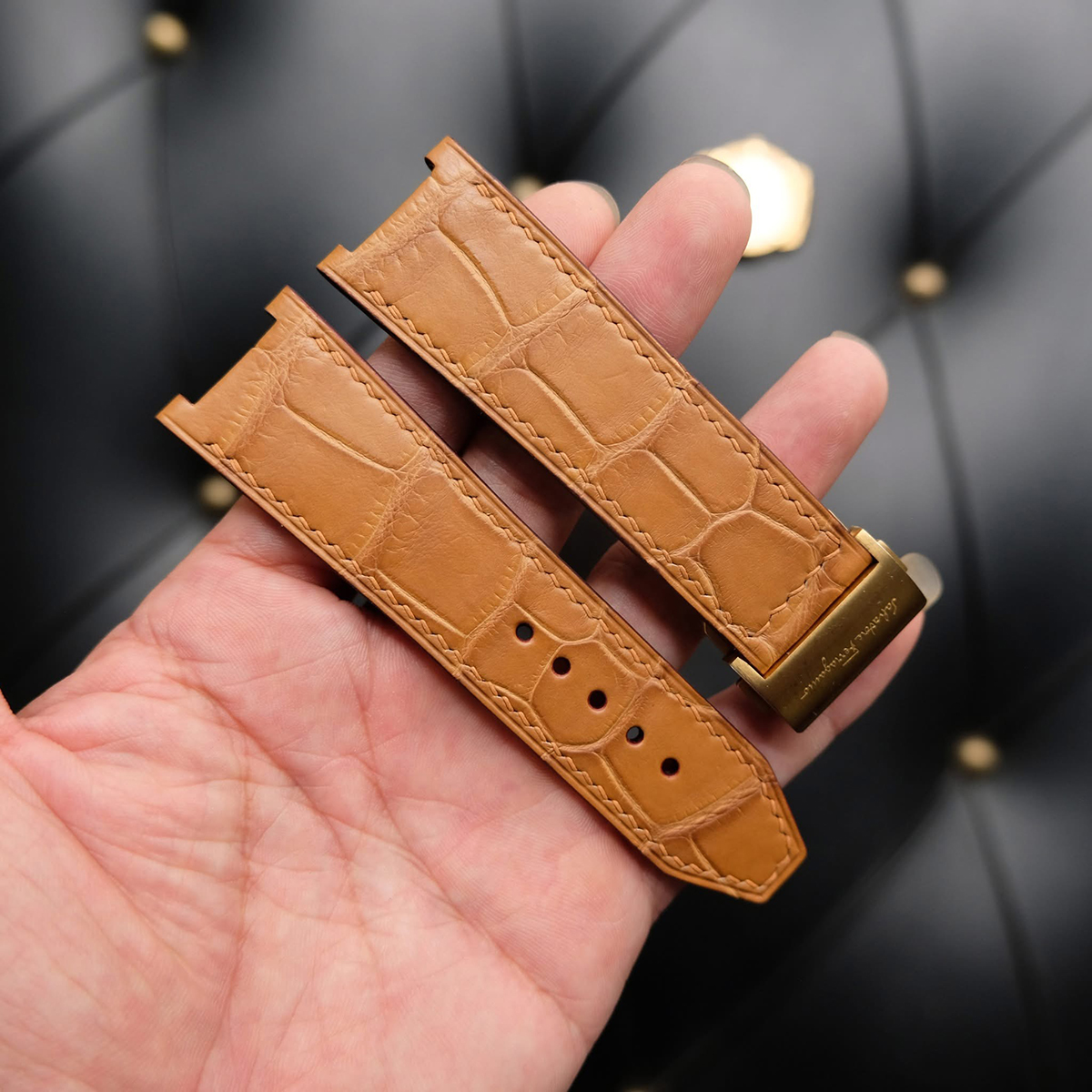 Khách hàng hài lòng sau khi thay dây đồng hồ Hublot tại cửa hàng chính hãng.