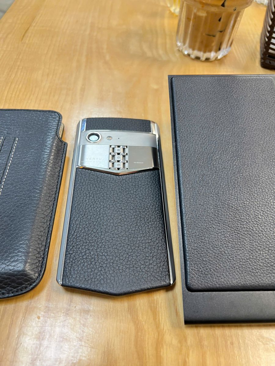 Đội ngũ kỹ thuật VuLuxury kiểm tra Vertu Aster P chính hãng cho khách