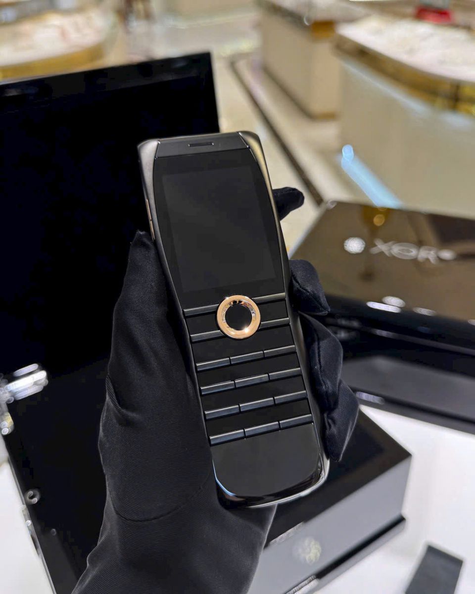 Khách hàng bán điện thoại XOR giá cao tại Vũ Luxury Khách hàng bán điện thoại XOR giá cao tại Vũ Luxury