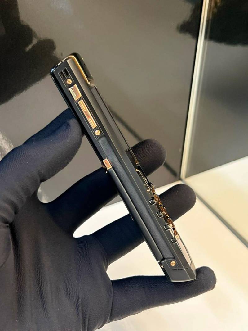 điện thoại vertu chính hãng signature s pure black điểm vàng khối 18K -08