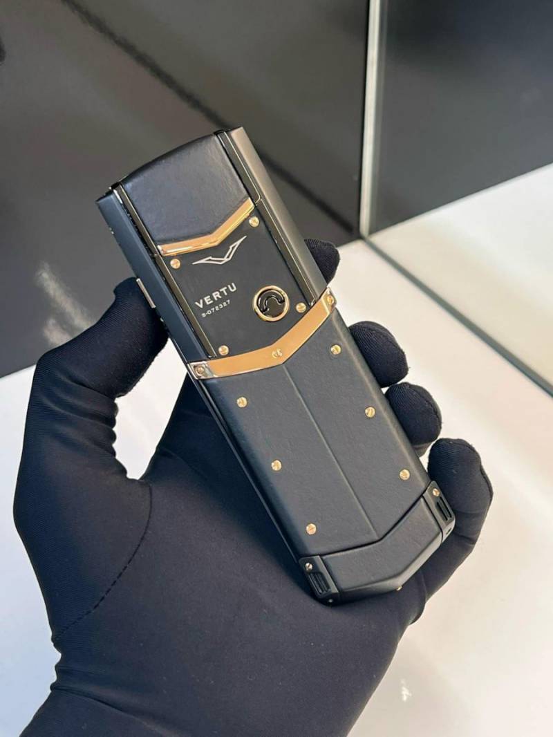 điện thoại vertu chính hãng signature s pure black điểm vàng khối 18K -05