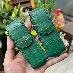 Bao Da Vertu Cá Sấu  Xanh Nắp Đứng Logo Vàng Khối