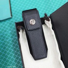 Bao Da XOR Nắp Đứng Da Bê Đen Kèm Logo