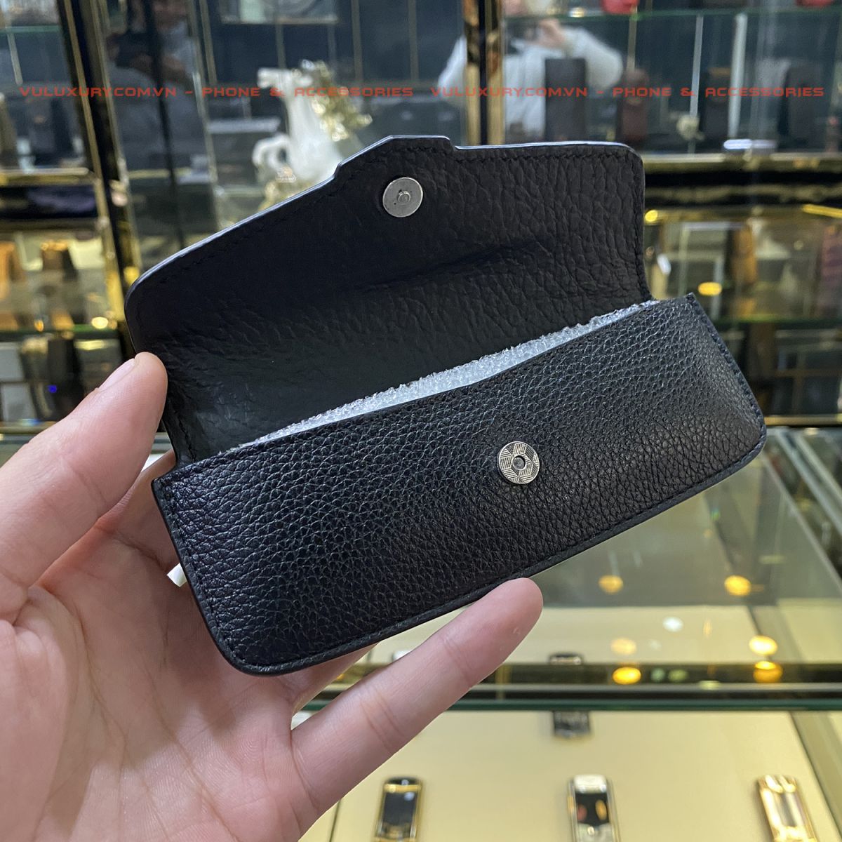 Bao da XOR làm từ da bê cao cấp, thiết kế nắp ngang kèm logo chính hãng, bảo vệ toàn diện và khẳng định đẳng cấp. Bao da XOR làm từ da bê cao cấp, thiết kế nắp ngang kèm logo chính hãng, bảo vệ toàn diện và khẳng định đẳng cấp.