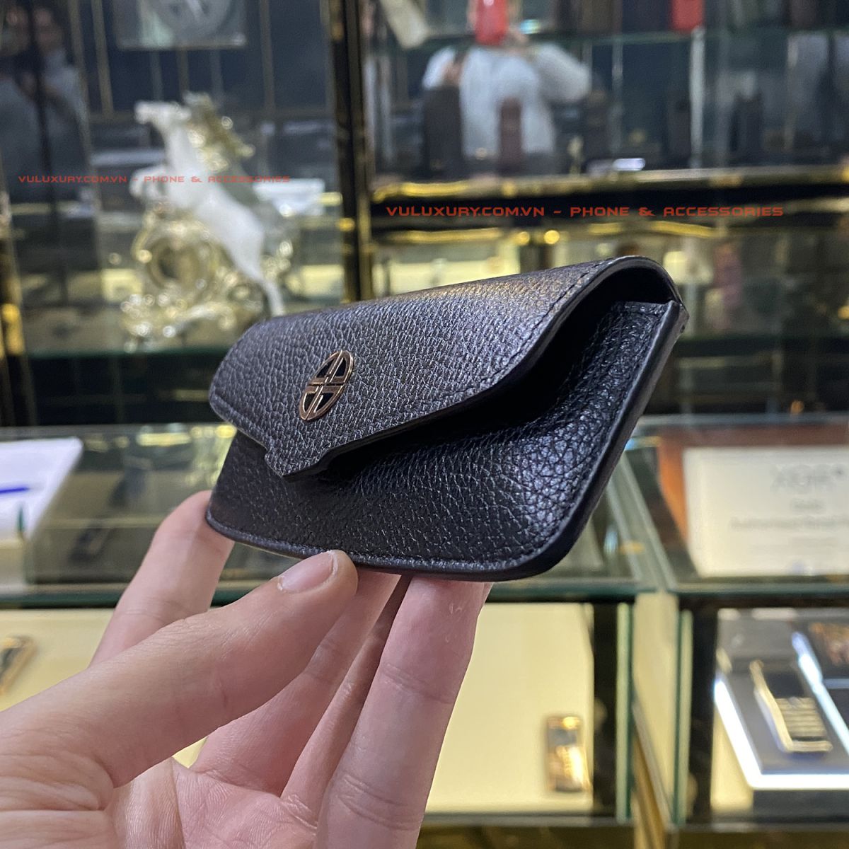 Bao da điện thoại XOR da bê cao cấp với thiết kế nắp ngang và logo hãng. Bao da điện thoại XOR da bê cao cấp với thiết kế nắp ngang và logo hãng.