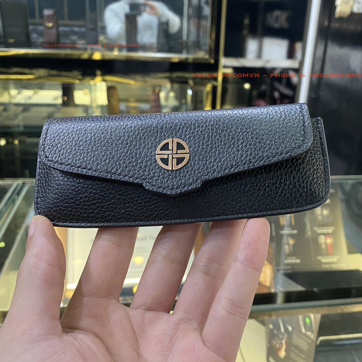 Phụ kiện XOR chính hãng, chất liệu da bê mềm mại, bền bỉ, tạo nên sự khác biệt vượt trội. Phụ kiện XOR chính hãng, chất liệu da bê mềm mại, bền bỉ, tạo nên sự khác biệt vượt trội.