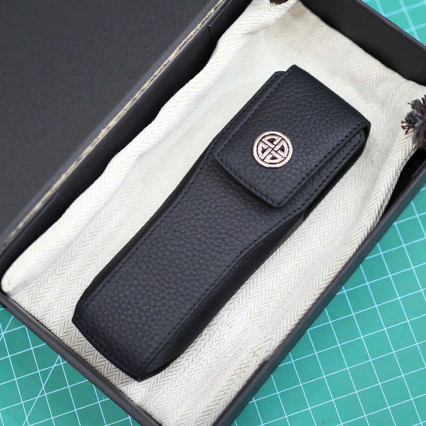 Từng chiếc bao da XOR được chế tác thủ công 100% bởi nghệ nhân lành nghề Từng chiếc bao da XOR được chế tác thủ công 100% bởi nghệ nhân lành nghề