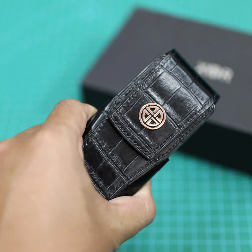 XOR – bao da điện thoại da cá sấu Pháp cao cấp, kiểu nắp đứng tiện dụng, sang trọng, bền bỉ, dành cho doanh nhân và giới tinh hoa. XOR – bao da điện thoại da cá sấu Pháp cao cấp, kiểu nắp đứng tiện dụng, sang trọng, bền bỉ, dành cho doanh nhân và giới tinh hoa.