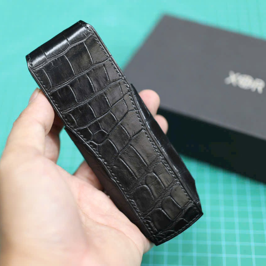 Bao da XOR nắp đứng da cá sấu Pháp, vân da độc bản, sang trọng từng chi tiết – phụ kiện thủ công đỉnh cao, có mặt tại Vũ Luxury. Bao da XOR nắp đứng da cá sấu Pháp, vân da độc bản, sang trọng từng chi tiết – phụ kiện thủ công đỉnh cao, có mặt tại Vũ Luxury.