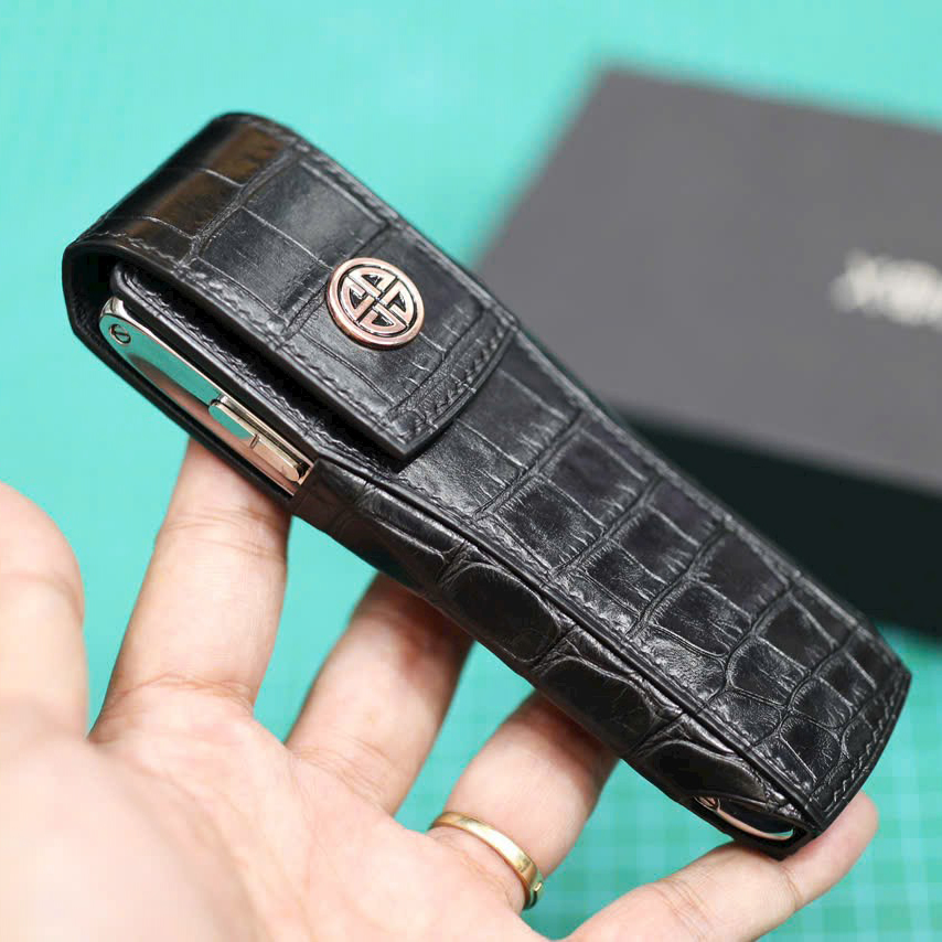 Bao da điện thoại XOR da cá sấu Pháp cao cấp, thiết kế nắp đứng sang trọng, thủ công tỉ mỉ – phụ kiện đẳng cấp cho người thành đạt. Bao da điện thoại XOR da cá sấu Pháp cao cấp, thiết kế nắp đứng sang trọng, thủ công tỉ mỉ – phụ kiện đẳng cấp cho người thành đạt.