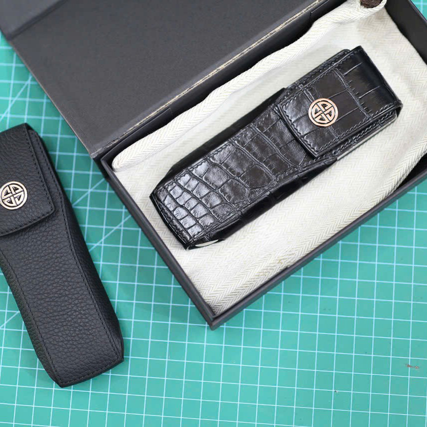 Khám phá bao da điện thoại XOR nắp đứng da cá sấu Pháp – chất liệu quý hiếm, thiết kế đẳng cấp, khẳng định phong cách cá nhân. Khám phá bao da điện thoại XOR nắp đứng da cá sấu Pháp – chất liệu quý hiếm, thiết kế đẳng cấp, khẳng định phong cách cá nhân.