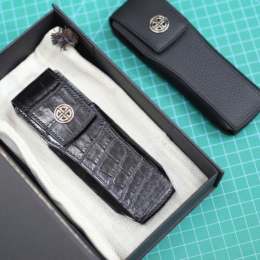 Khám phá bao da điện thoại XOR nắp đứng da cá sấu Pháp – chất liệu quý hiếm, thiết kế đẳng cấp, khẳng định phong cách cá nhân. Khám phá bao da điện thoại XOR nắp đứng da cá sấu Pháp – chất liệu quý hiếm, thiết kế đẳng cấp, khẳng định phong cách cá nhân.